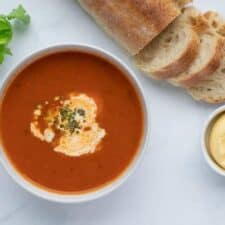 Tomatensoep met balletjes, stokbrood en selderij.