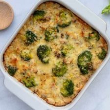 Ovenschotel met kip, broccoli, champignons, bloemkoolrijst en kaas.