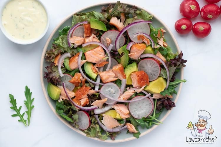 Deze salade met gerookte zalm en avocado is lekker, voedzaam en gezond. De salade is super makkelijk om te maken en binnen 10 minuten klaar. #koolhydraatarm #keto #salade #zalm
