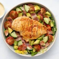 Caesar salade met kip en ontbijtspek.