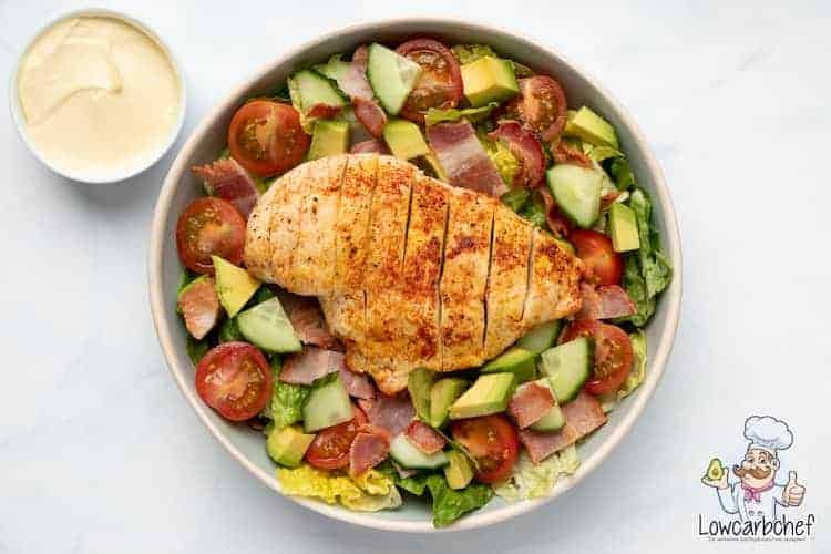 Caesar salade met kip en ontbijtspek.