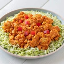 Kip tandoori met broccolirijst en paprika.