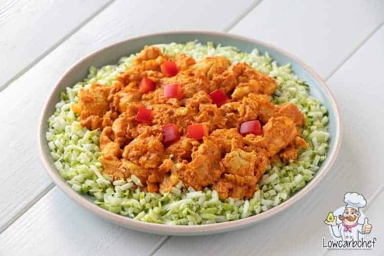 Deze koolhydraatarme kip tandoori met broccolirijst maak je gemakkelijk zelf zonder pakjes of zakjes. Een portie bevat slechts 9,8 gr koolhydraten. #koolhydraatarm #indiaas #curry