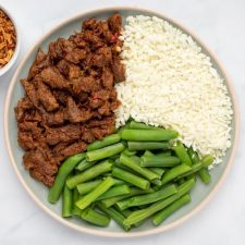 Koolhydraatarme rendang met bloemkoolrijst.