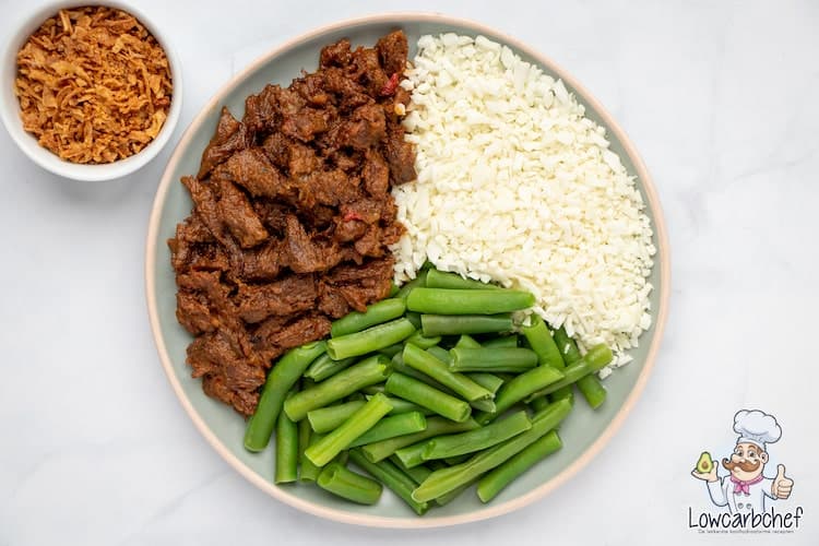 Met dit recept maak je gemakkelijk zelf koolhydraatarme rendang. Dit Indonesische gerecht is lekker om te eten als diner met bloemkoolrijst en sperziebonen. #koolhydraatarm #stoofvlees #avondeten
