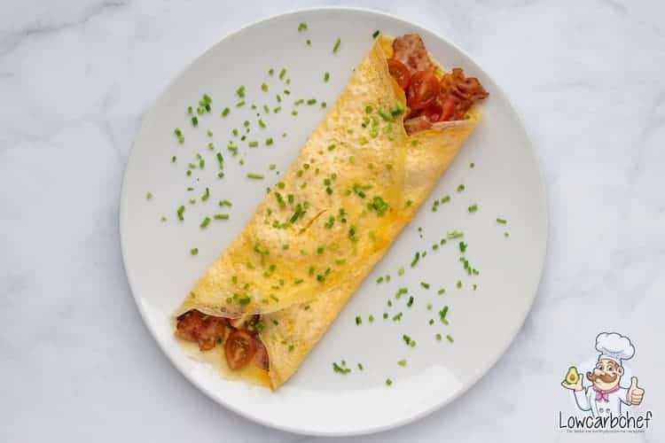 Omelet met spek, tomaat en bieslook.