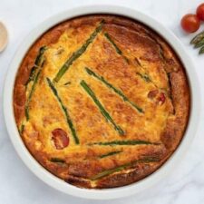 Aspergequiche met ham en cherrytomaten.