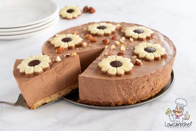 Chocoladetaart met chocolade bloemen en noten.