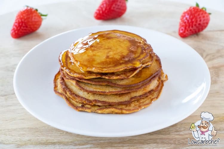 Pompoenpannenkoekjes met stroop en aardbeien.