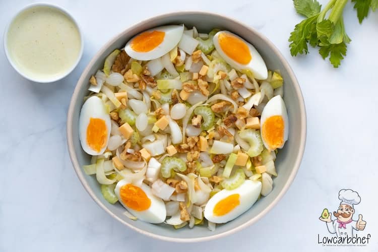 Witlofsalade met ei en dressing.