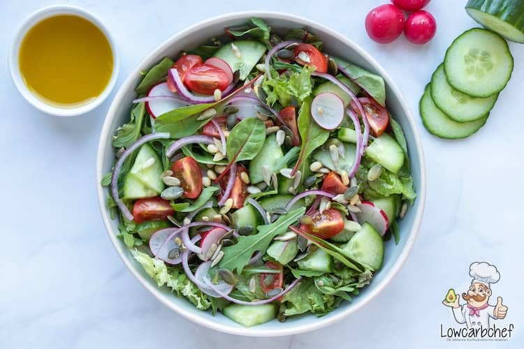 Frisse groene salade met vinaigrette.