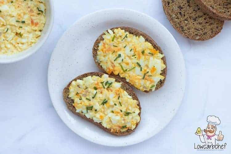 Eiersalade met koolhydraatarm brood.