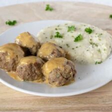 Zweedse gehaktballetjes met roomsaus en puree.