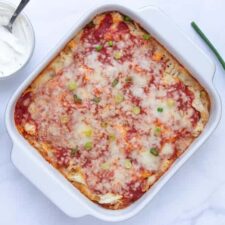 Enchiladas met zure room en guacamole.