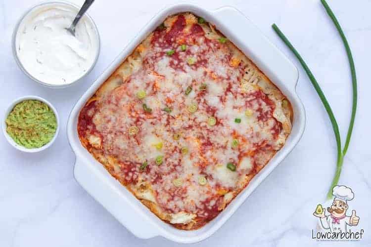 Enchiladas met zure room en guacamole.