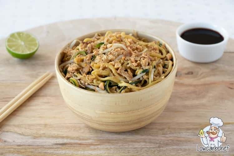Pad thai met courgettenoedels en ei.
