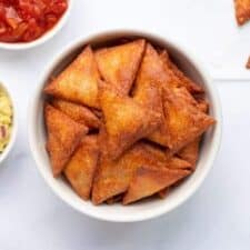 Chips met guacamole en salsa.