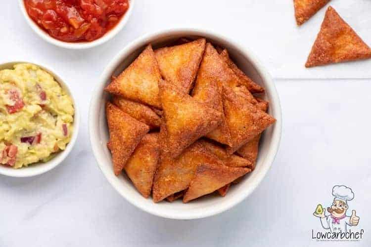Chips met guacamole en salsa.