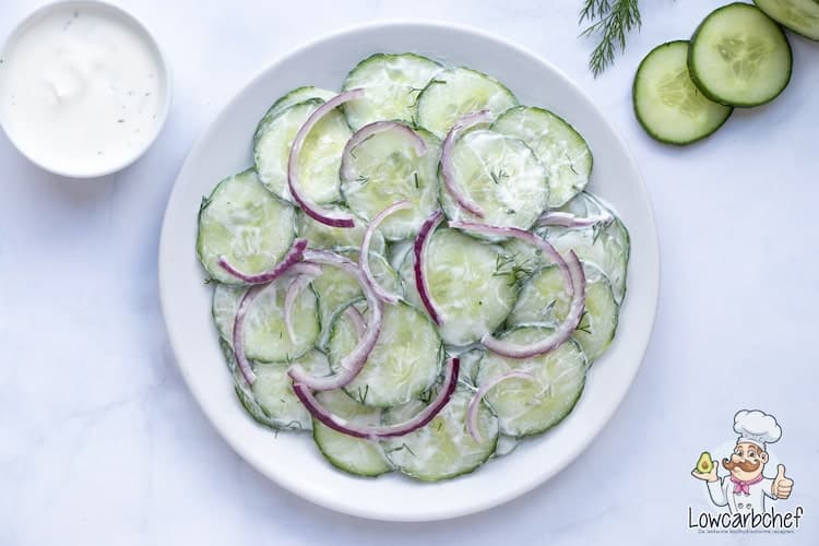 Komkommersalade met yoghurtdressing.