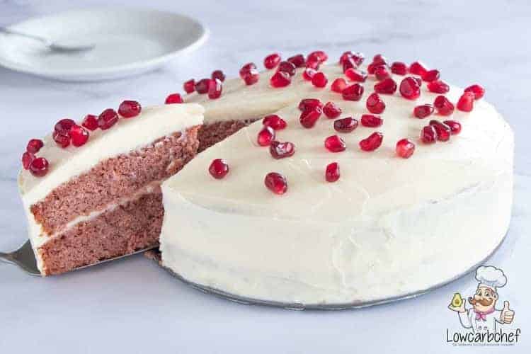 Red velvet cake met frosting en granaatappelpitjes.