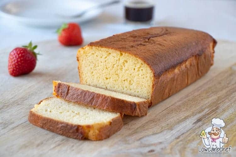 Vanillecake met aardbeien en koffie.