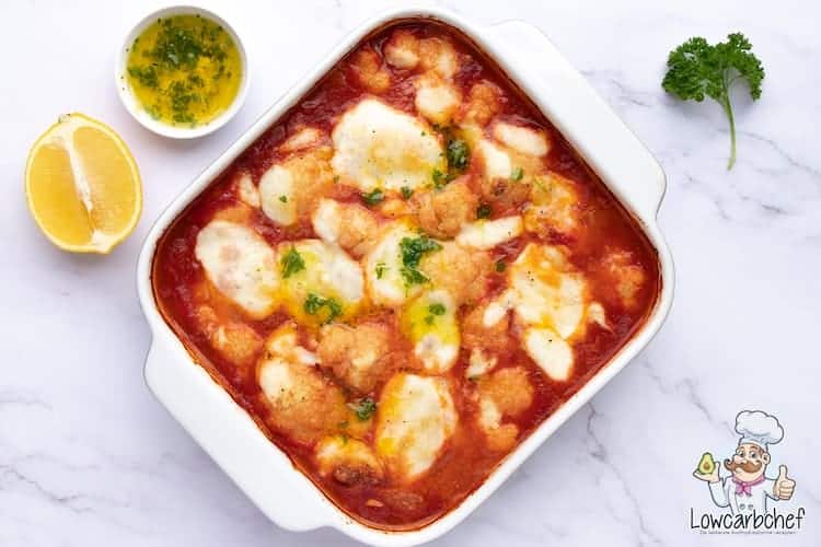 Visschotel met tomatensaus en kabeljauw.