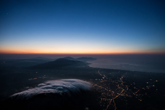 orizzonti d’Italia: prima dell’alba e dopo il tramonto, visti dal cielo