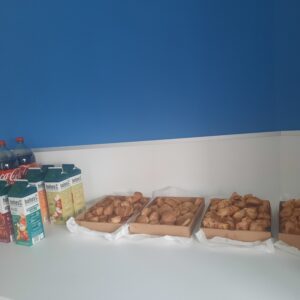 A kávészünetben finom ételekkel-italokkal kedveskedtünk kollégáinknak.