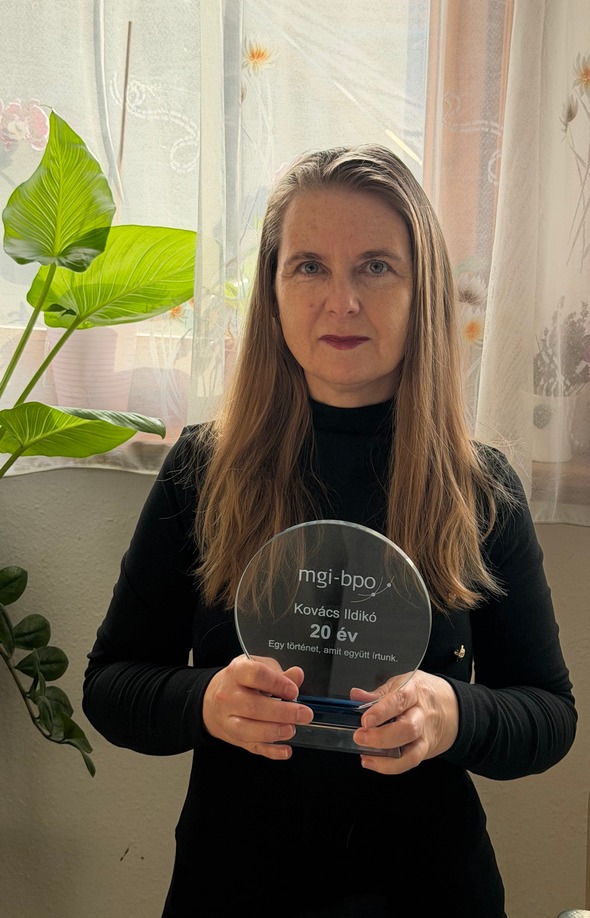 Kovács Ildikó, az MGI-BPO-nál eltötött 20 éves évfordulója alkalmából kapott emlékplakettel.