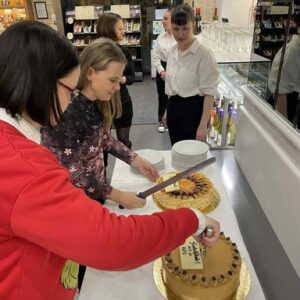 Jubileumi torták felvágása az MGI-BPO karácsonyi vacsoráján.