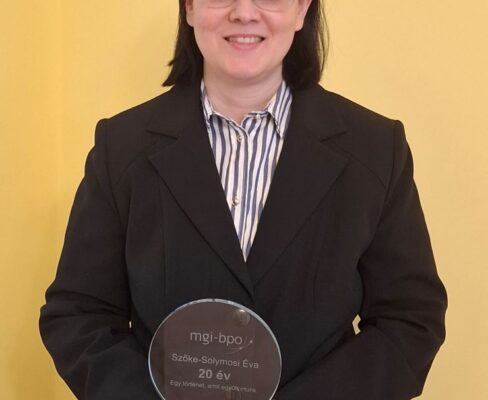 Szőke-Solymosi Éva az MGI-BPO 20 éves jubileumi plakettjével.