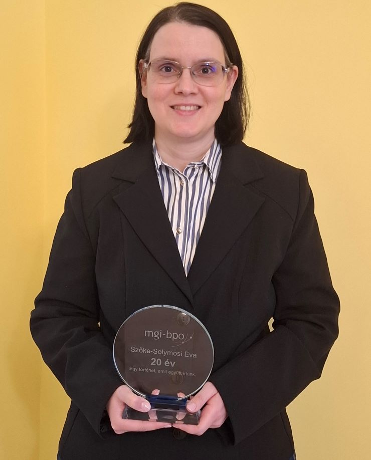 Szőke-Solymosi Éva az MGI-BPO 20 éves jubileumi plakettjével.