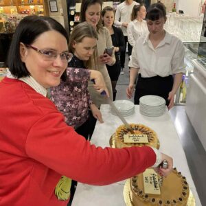 Az MGI-BPO két 20-éves jubiláló munkavállalója a tortával.