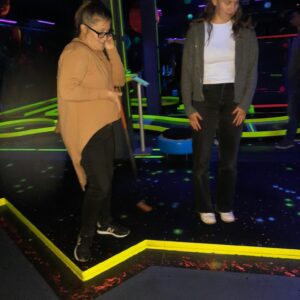 Taktikai megbeszélés a minigolf egyik pályájánál.