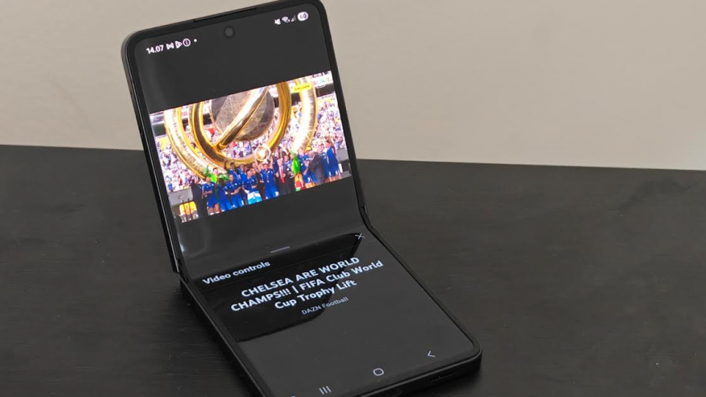 Test Samsung Galaxy Z Flip 7 – prisen er det store problem