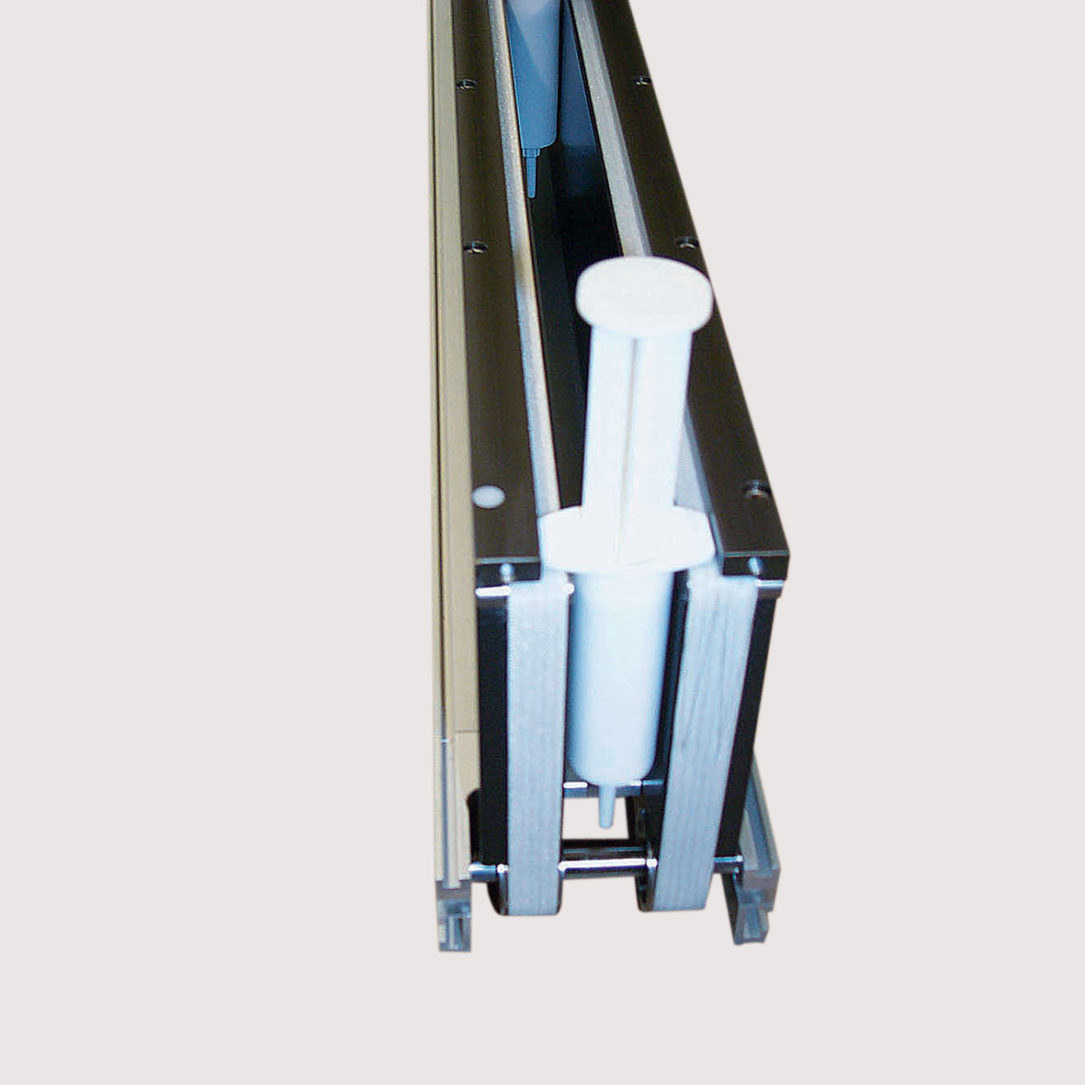 pharmaceutical-5-2_spritzentransport-mit-beidseitiger-gurtunterlage_transport-of-syringes-with-belt-underlay-1085x1085