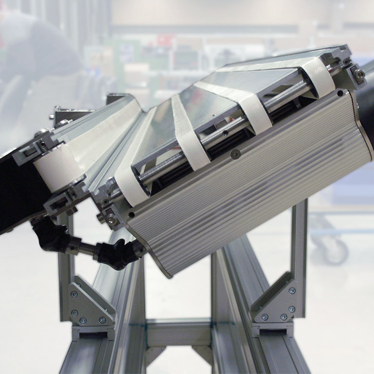 Zwei Kleintransportbänder KTB zentrieren Produkte. - Two minidrive conveyor KTB centering products.
