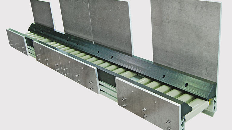 plastic-5-1_kunststoffteile-transportieren-sich-auf-der-tragrollenbahn-durch-eigengewicht_plastic-parts-move-on-roller-conveyor-by-their-own-weight