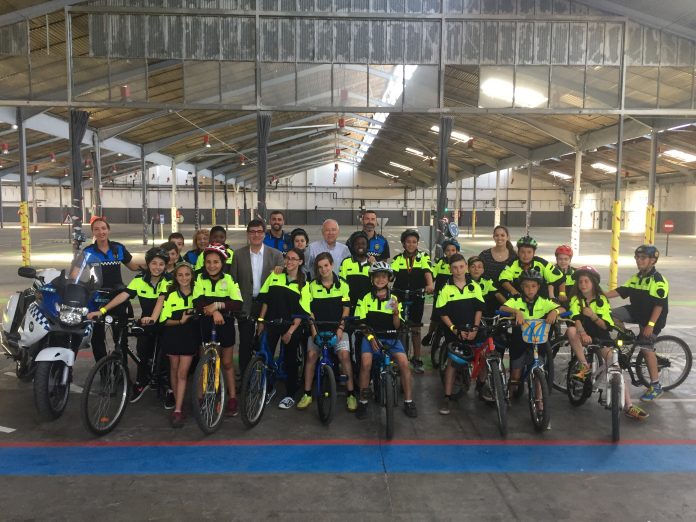 Foto de família de la pràctica de mobilitat segura duta a terme pels alumnes de sisè B de l'escola José Echegaray