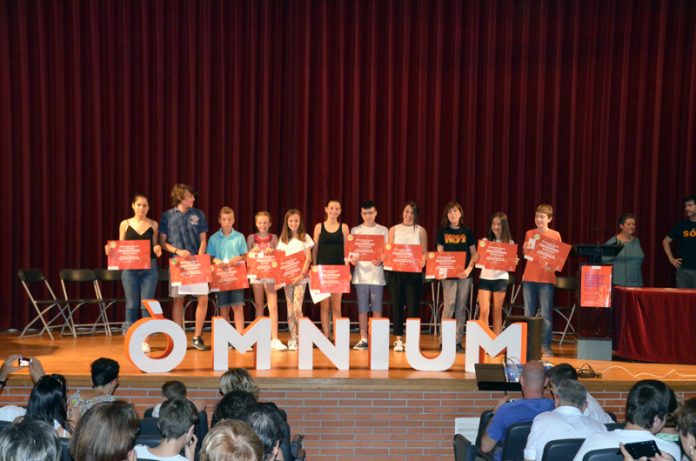 Premis-Sambori-09 Reconeixement d'Òmnium Cultural als participants locals del Premi Sambori, a l'auditori Joan Cererols