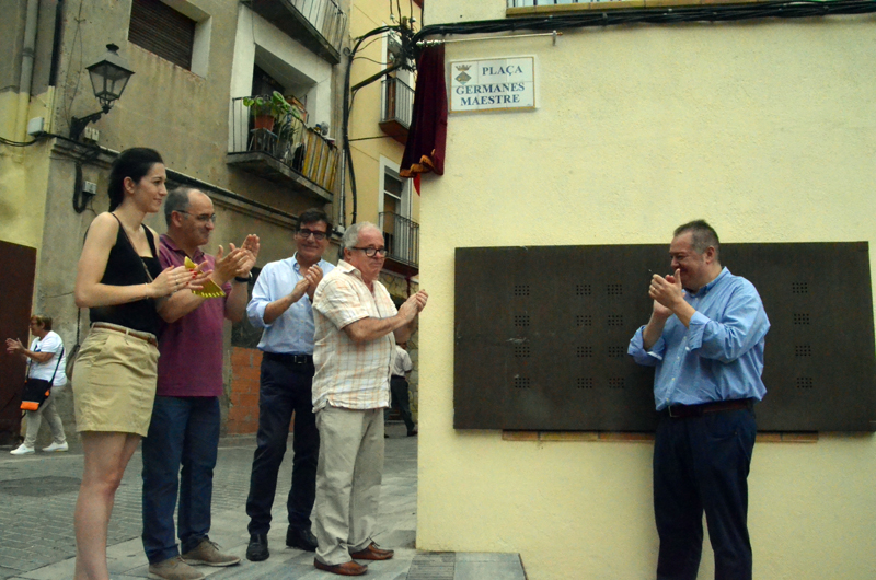 Joaquim Maestre destapa la rajola indicadora de la plaça
