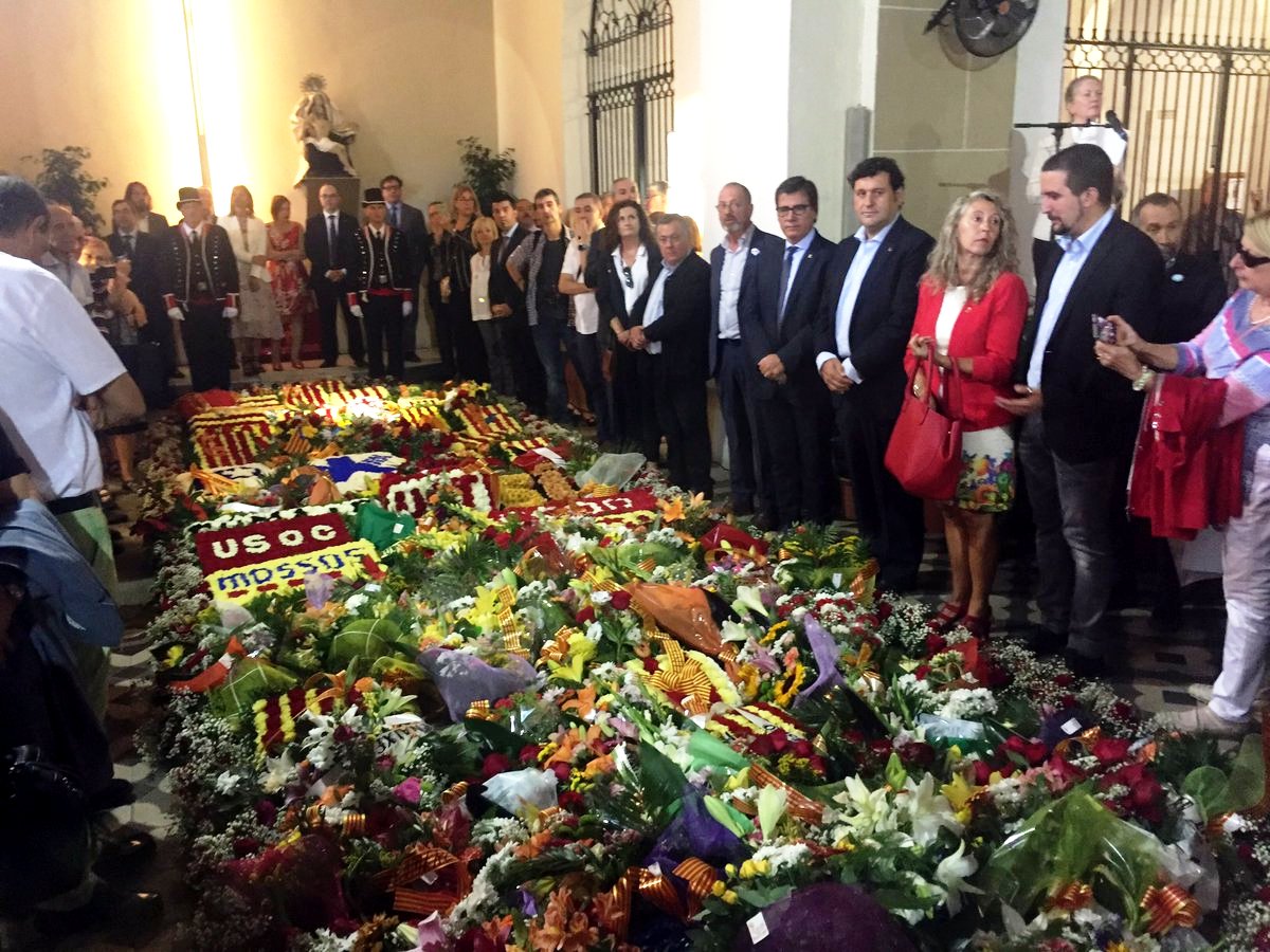 Ofrena floral a la tomba de Rafael Casanova