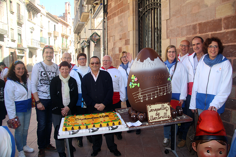 Caramelles. Lliurament de la mona a la Maria Teresa Juvé i família