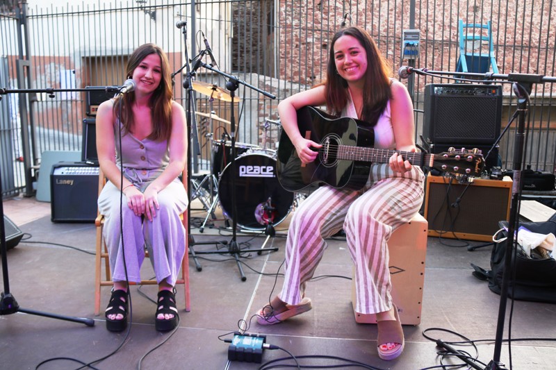 Adriana Pérez i Clara Ruiz, dues de les tres membres d'O'Clogs, van ser a l'Ocústic