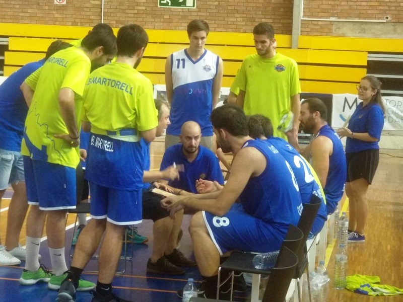 Toni Olivares, al centre de la imatge, quan exercia de segon entrenador al costat de Raül Laita
