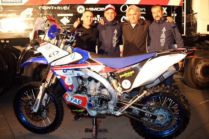 Pep Mas -segon per l'esquerra- i el seu equip, preparats per anar al Dakar 2019