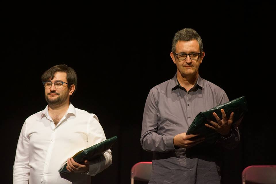 Gasulla -a la dreta- recollint el premi, al costat de Lluc Vizentini, guanyador del premi popular (Foto: Pierre Vizentini)