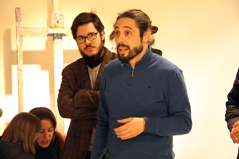 Inauguració de 'Individu'. A primer terme, Rafa Haro, comissari de la mostra