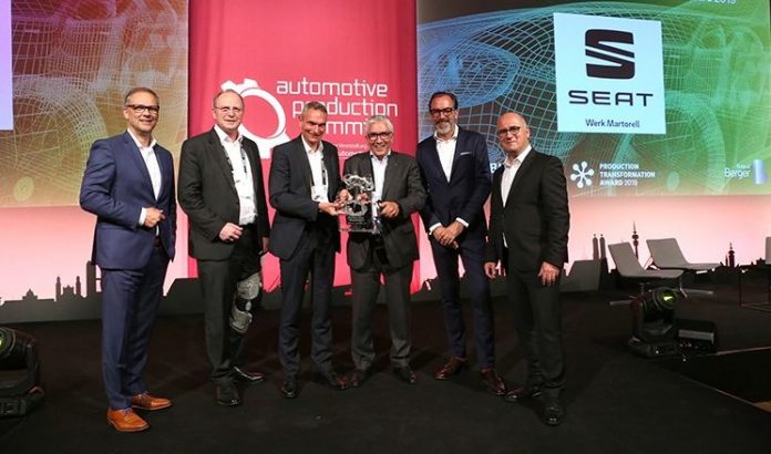 El director de la fàbrica de Martorell Dr. Rainer Fessel i el responsable de logística de SEAT Enric Martí
