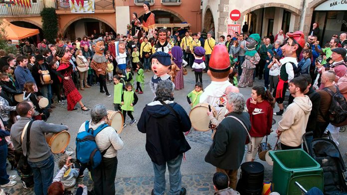 Capgrossos i Flabiolaires dels 4 Dracs, a la 35a Festa del Flabiol d'Arbúcies (Foto: Joan Carles Ambrojo) Capgrossos i Flabiolaires dels 4 Dracs, a la 35a Festa del Flabiol d'Arbúcies (Foto: Joan Carles Ambrojo)